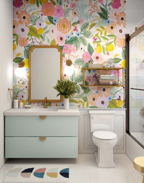 Badezimmer mit bunter Blumentapete