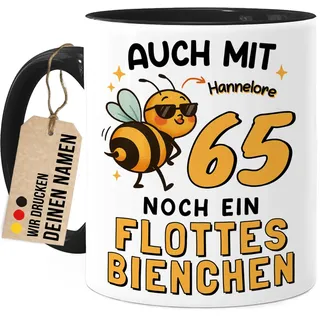Tassenliebling® 65. Geburtstag lustige Tasse personalisiert mit Namen - Flottes Bienchen - Geschenkidee Freundin Mama Oma Kollegin - Beidseitiger Druck - 330ml Keramik
