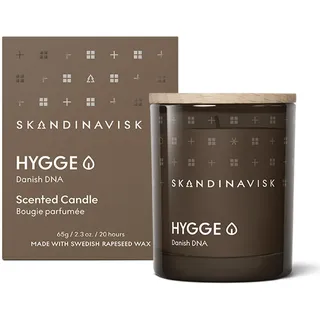 Skandinavisk HYGGE 'Gemütlichkeit' Mini Duftkerze. Duftnoten: Schwarzer Tee und Minzeblätter, getrocknete Äpfel und ein Hauch von Zimt. 65 g.