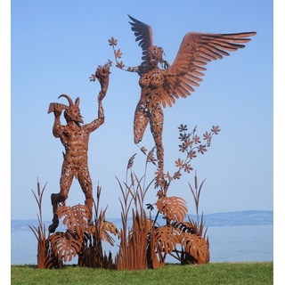 Casa Padrino Luxus Deko Skulptur Engel und Pan Rost 325 x 173 x H. 370 cm - Riesige Metall Skulptur - Riesige Garten Deko Figur - Garten Skulpturen - Metall Skulpturen