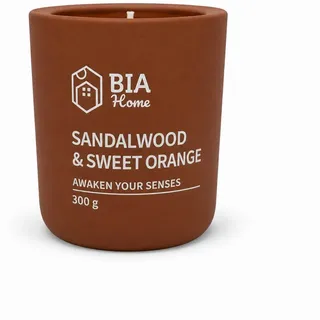 BIA Home Amalia Duftkerze Orange & Sandelholz, Sojawachs 300 g | Sandalwood & Sweet Orange – warm und fruchtig, im matten Zementgefäß in Terracotta; als Geschenk oder für zuhause