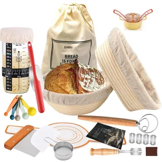 Brotback Starter Set mit 2 handgefertigten Gärkörben aus natürlichem Rattan aus Vietnam (24cm rund, 25cm oval), Sauerteigglas, Brotschneider, Teigschaber & Dänischer Schneebesen