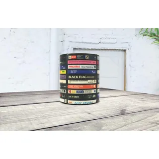 La Huella Personalisierte Vintage-Tasse mit achtzigen Kassetten aus verschiedenen Gruppen, ideal für alle Liebhaber von Band und Rock.