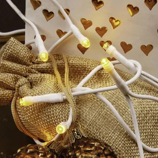 hellum Mini Lichterkette weißes Kabel warmweiß, 1,35m beleuchtet, 10 LED | Lichterkette innen mit Stecker, für Schwibbogen, Lichterbogen, Weihnachtsbaum, Krippe, Tischdeko, Regal, Fenster <59lm 563962