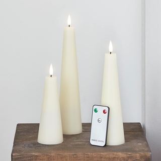 Lights4fun 3er Set TruGlow® LED Echtwachskerzen mit Fernbedienung und Timer Pyramidenform Kerzen Kegelform batteriebetrieb