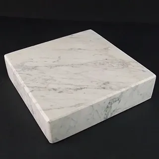 designgrab Lampen- und Vasensockel eckig 20x20x5 cm aus Carrara Marmor weiß für Grabvase oder Grablampe