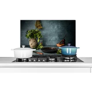 KitchenYeah© Küchenrückwand Platte Spritzschutz Küche Deko Aluminium Platte | 70x50 cm - Spritzschutz Herd Alternative für GlasplatteKräuter - Gewürze - Pfanne - Messer - Grau - Rustikal