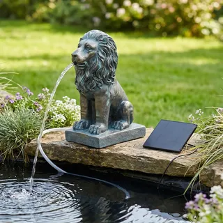 Wasserspeier Solar mit Pumpe – Teichfigur Löwe mit Solarpumpe & Wasserspiel – Gartendeko aus Polyresin in Bronze-Optik – Solarbrunnen für Gartenteich & Wasserlauf 21×10×13 cm