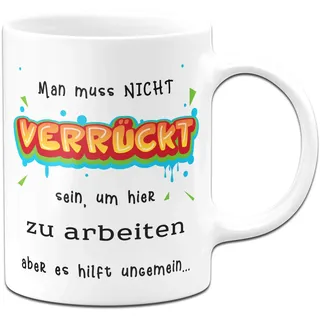 Tassenbrennerei Tasse mit Spruch Man muss Nicht verückt Sein, um Hier zu Arbeiten Aber es hilft Bürotasse Tassen mit Sprüchen lustig (Weiß)