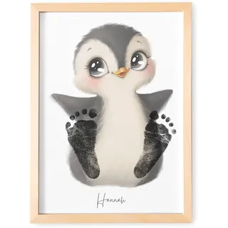 Baby Fußabdruck Bild Personalisiertes Tierbild Poster mit Tieren für Babyzimmer Deko Kinderzimmer Erinnerung an Meilenstein (OHNE FARBE) (Pinguin, DIN A4 | Fußlänge bis 6 cm | Alter bis 6 Monate)