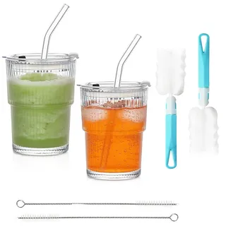 VIQIHEOE Geriffelte Glasbecher, 2 Stück Glas mit Deckel und Strohhalm, 450ml Smoothie Becher, Glasbecher Trinkglas, Eiskaffee Gläser, mit Reinigungspinsel, für Latte, Macchiato, Whiskey(Kurzer Stil)