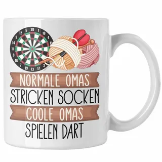 Trendation Tasse Darts Oma Tasse Geschenk Normale Omas Stricken Socken Coole Omas Spiel weiß