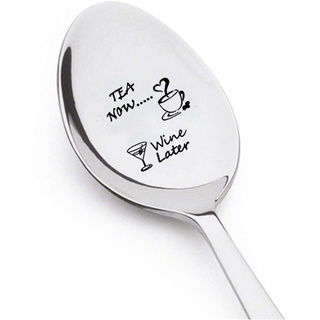 „Friday Morning Spoon“ Teelöffel mit Aufschrift „Tea Now, Wine Later“ Tolles Geschenk für Weinliebhaber. Teelöffel mit Gravur von Boston Creative Company LLC, A40.
