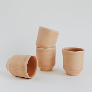 NAKOA Keramik Cappuccino Tassen 4er Set | Handgefertigtes Steingut | Hochwertige Kaffeebecher ohne Henkel | Große Cappuccino Becher | Moderne Kaffeetassen | Spülmaschinenfest | 330ml | Sunny Peach