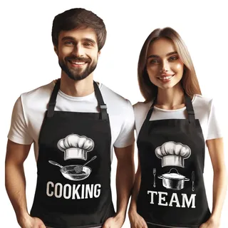 Shirtoo 2 Kochschürze im Pack für alle, die gerne gemeinsam kochen, mit Aufdruck Cooking und Team, Schürzen-Farbe schwarz - Einheitsgröße