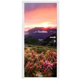 MuchoWow Türtapete Blumen - Berge - Landschaft - Nacht - Himmel - Rosa, Matt, bedruckt, (1 St), Türfolie Selbstklebend, Türtapete, Türdeko Poster, 95x235 cm bunt 95 m x 235 m