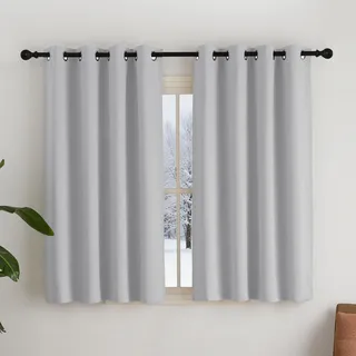 NICETOWN Kurze Verdunkelungsvorhang mit Ösen Thermovorhang gegen Kälte | Hellgrau, H145 x B140 cm, Bistrogardine 2er Set, Blackout Curtain, Moderne küchengardinen Kurz, Curtains for Bedroom
