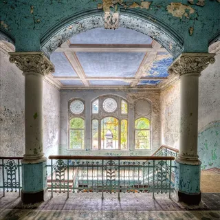 artissimo Bild aus Glas 50x50 cm Lost Places Beelitz Urbex AG4080A – modernes Glasbild Wandbild Quadratisch, Wanddeko Wohnzimmer, beige türkis, industrial vintage