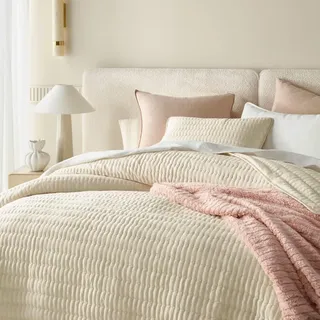 ROOM99 Muse Elegante Tagesdecke in Creme 240 x 260 cm | Vielseitige Wohndecke als Bettüberwurf oder Sofaüberwurf Überwurfdecke für Bett und Sofa Steppdecke Stil Ideal als Bedspread