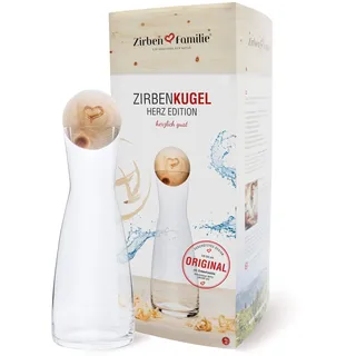 Zirben Familie Zirben Familie® das Original ZirbenKugel Set inkl. Wasserkaraffe | Verleiht dem Wasser eine besondere Note | 1 Liter SPIEGELAU Karaffe aus Kristallglas mit Deckel aus ZirbenHolz | Herz Edition