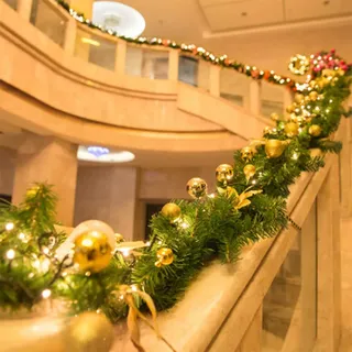 SCCS Weihnachtsgirlande Mit Beleuchtung Außen, Girlande Weihnachten Mit Led Lichterkette Weihnachtskranz Künstlich Tannengirlande Weihnachtsdeko Fenster Haustür Garten Balkon (Gold, 2.7 M)