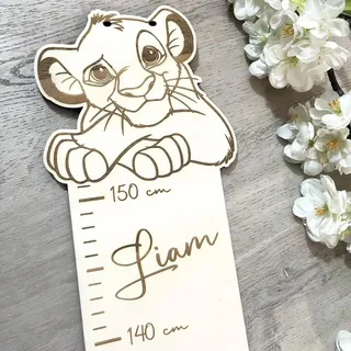 NoriKids Holz Messlatte mit Namen - 60-150 cm – Motiv Löwe | Individueller Messstab für Kinder – personalisierte Geschenke zur Geburt, Taufe & Geburtstag – Wanddeko Kinderzimmer