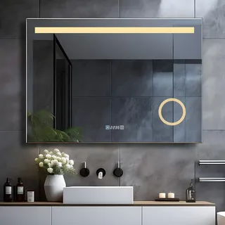 LISA LED Badspiegel mit Beleuchtung 80x60 cm, Bad Spiegel Groß badezimmerspiegel mit Steckdose & Uhr Touch Dimmbar Warmweiß/Kaltweiß Licht Antibeschlag Wandspiegel für Badezimmer, WC, Flur
