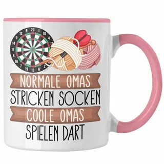 Trendation Tasse Darts Oma Tasse Geschenk Normale Omas Stricken Socken Coole Omas Spiel rosa