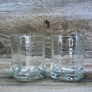 2 x OFFIZIELLER Bushmills Irish Whiskey-Gläser Rare Flasche geformt Whisky Glas