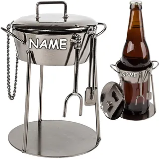 alles-meine.de GmbH Flaschenständer/Flaschenhalter - Grill/Grillmeister & Barbecue - inkl. Name - aus Metall - ideal für Bier - Wein - Sekt u.v.m. - Bierflaschenhalter/Wein..