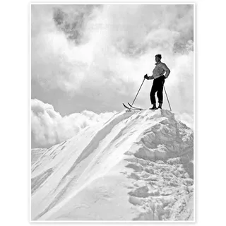 Posterlounge Ein Skifahrer auf dem Gipfel, 1930er Poster | 30 x 40 cm von Vintage Ski Collection Schwarz-Weiß Wandbilder Wanddeko