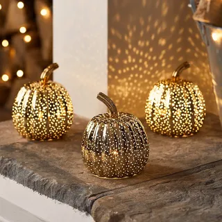 Lights4fun 3er-Set Glas-Kürbisse | Warmweiße LEDs | Batteriebetrieb & Timer | Leuchtende Herbst Deko Halloween Windlicht Tischdeko | Goldfarben | 12 cm