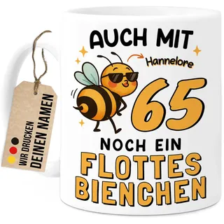 Tassenliebling® 65. Geburtstag lustige Tasse personalisiert mit Namen - Flottes Bienchen - Geschenkidee Freundin Mama Oma Kollegin - Beidseitiger Druck - 330ml Keramik