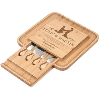 Maverton Käsebrett Servierplatte mit Gravur + 4er Käsemesser Set - aus Holz - 34x34cm - Geschenke für Paare zur Hochzeit zum Hochzeitstag - Brautpaar