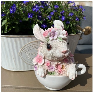 Online-Fuchs Gartenfigur süßer Hase mit Blumen verziert in Tasse, Maße des Tiers ca. 15 cm hoch und 11 x 10 cm breit, Kaninchen weiß