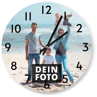 PhotoFancy® - Uhr mit Foto Bedrucken - Fotouhr aus Acrylglas - Wanduhr mit eigenem Motiv selbst gestalten (26 cm rund, Design: Klassisch schwarz/Zeiger: weiß)