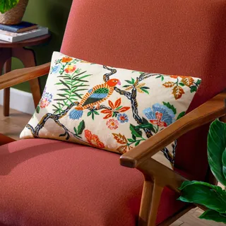 furn. Wylder Tropics Sittacula Besticktes Kissen mit Polyesterfüllung – Mehrfarbig – 30 x 50 cm