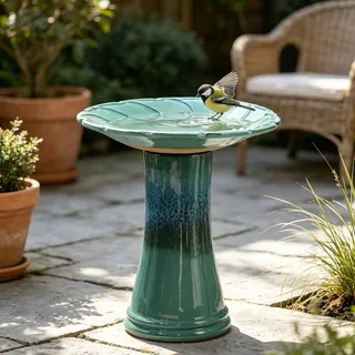 Handgefertigte Keramik Vogelbad Mit Welligem Blattrelief-becken, Ø43cm Höhe 45cm, Verlaufende Türkis-hochglanzglasur, Frostfest & Wetterfest Für Garten Und Terrasse