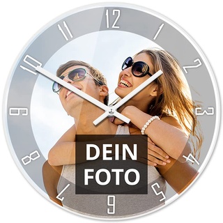 PhotoFancy® - Uhr mit Foto Bedrucken - Fotouhr aus Acrylglas - Wanduhr mit eigenem Motiv selbst gestalten (26 cm rund, Design: Klassisch schwarz/Zeiger: weiß)