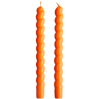 BUTLERS 2er Set Stabkerzen Paraffin - TWISTED - Brenndauer 3h | Farbe Orange - ø2 x H25 cm - Leuchterkerzen für festliche Tischdeko - Kronenkerzen für Esstisch & Sideboard
