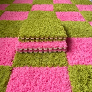 28 Stück Ineinandergreifender Plüsch-Schaumstoff-Teppich,Quadratisch,Zottelige,Weiche Schaumstoff-Spielmatte,Flauschige Teppiche,Puzzle-Teppich,Spielmatte für Zimmerboden(Color:Grün+Rosa)