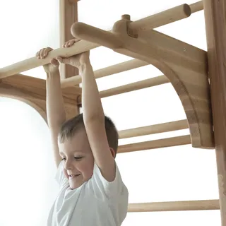 Sprossenwand Holz Timbergood – Turnwand mit Klimmzugstange & Dip-Barren – für Kinder & Erwachsene – stabile Indoor-Kletterwand aus Holz