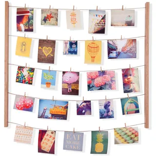 Umbra Hangit Fotowand – Collagenbilderrahmen mit Drahtgarn und Mini Wäscheklammern zum Aufhängen von Fotos, Bildern, Postkarten und Kunst, Holz/Natur