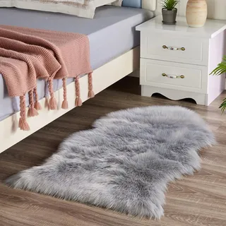 HARESLE Grau-Unregelmäßig Teppich 60x90cm Hochflor Kunstfell Teppiche | 6cm langflor, Rutschfest Kunstwildleder, Waschbarer, für Wohnzimmer,Schlafzimmer, Kinderzimmer, Babyzimmer