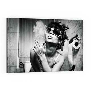 DEQORI Glasbild 'Frau raucht auf dem Klo', 'Frau raucht auf dem Klo', Glas Wandbild Bild schwebend modern schwarz|weiß
