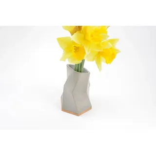 Bannik Dekovase Betonvase Polygon 15cm, Moderne Betonvase mit Holzsockel, 15 cm hoch, handgefertigt grau