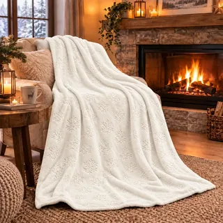Traumschlaf Teddy-Fleece Kuscheldecke Schneeflocken 150x200 cm | wollweiss - weiß