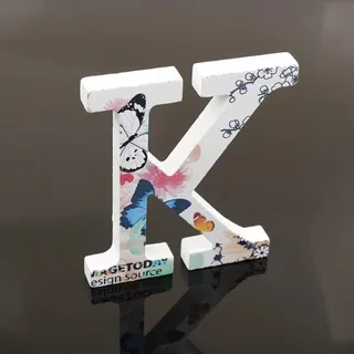 Dekorative Holz Buchstaben, hängende Wand 26 Buchstaben aus Holz Alphabet Wand Buchstaben Mit bunten Schmetterling und Blumenmuster gedruckt für Kinder Baby Name Mädchen Schlafzimmer Hochzeit (K)