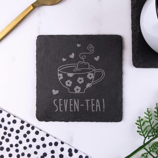 Quadratischer Untersetzer aus Schiefer mit Gravur Seven-Tea – Geschenk zum 70. Geburtstag für Frauen, siebzigste Geburtstagsgeschenke für Mama, Oma, Getränkeunterlage