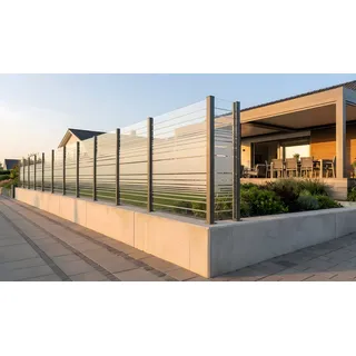 Windschutz Glas San Francisco – Glaszaun Serie aus 8 mm ESG mit waagrecht satinierten Streifen, pflegeleicht & langlebig – für Garten & Terrasse